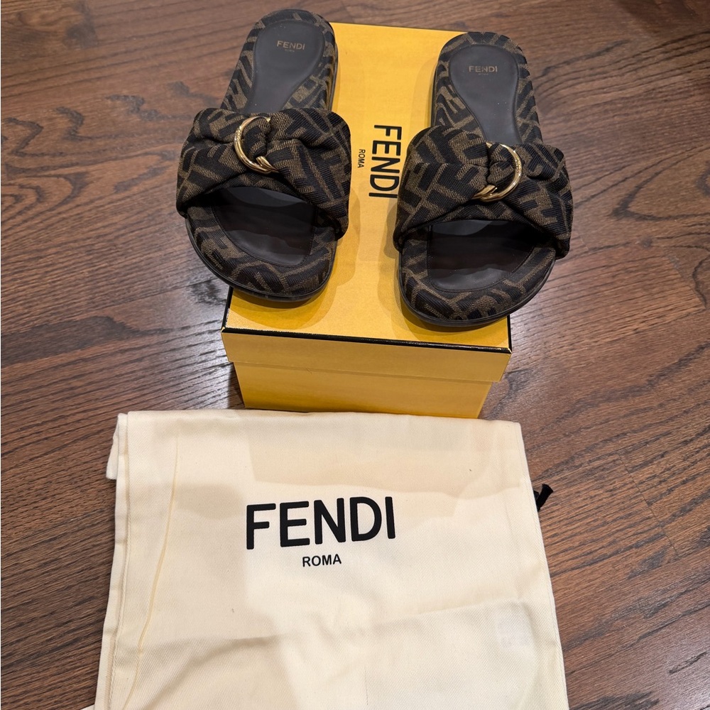 Authentic FENDI sz 39 (US9) Feel Knotted Logo Slide Sandals-Excellent Condition